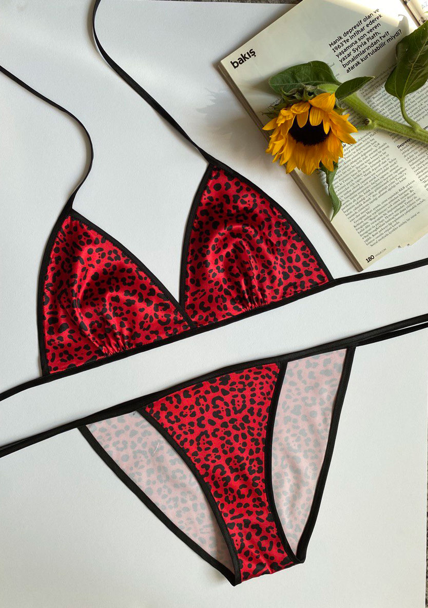 ست بیکینی طرح پلنگی قرمز مشکی ست بیکینی طرح پلنگی قرمز مشکی